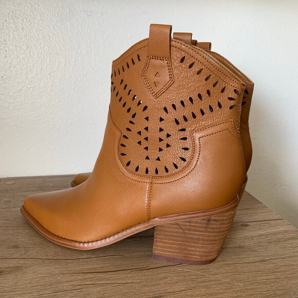 NWOB Marc Fisher Elyma Western Booties 9 Perforated Leather Pointed Toe Cowgirl - Picture 9 of 16